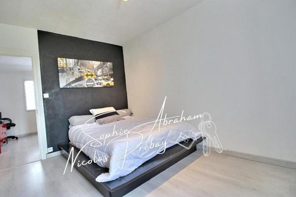 Maison en pierres avec cour close de murs et dépendances