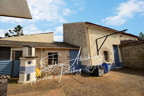 Maison en pierres avec cour close de murs et dépendances