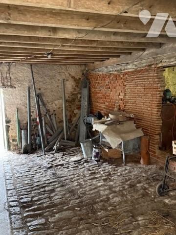 Dépendances comprenant deux garages, anciennes écuries, cave et jardin clos.