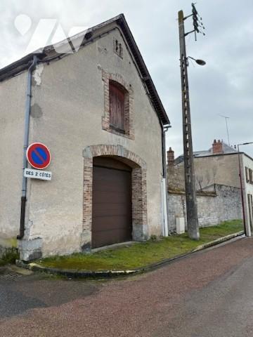 Dépendances comprenant deux garages, anciennes écuries, cave et jardin clos.