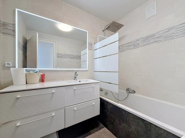 ANNEMASSE – 6ᵉ et dernier étage, T4 traversant de 96 m², vue dégagée à 180°