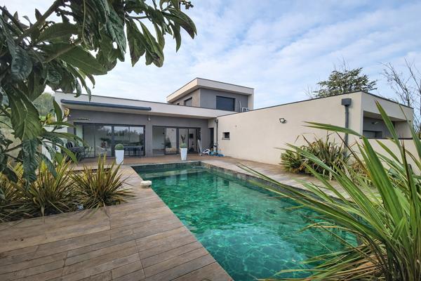 Villa contemporaine de 220 m² de type 7 avec piscine chauffée et appartement indépendant de 42 m²