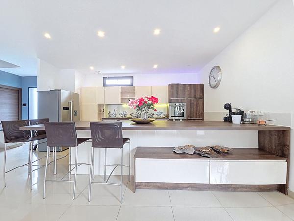 Villa contemporaine de 220 m² de type 7 avec piscine chauffée et appartement indépendant de 42 m²