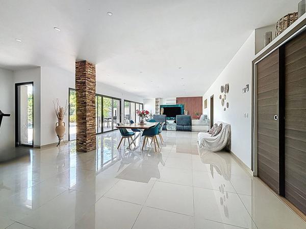 Villa contemporaine de 220 m² de type 7 avec piscine chauffée et appartement indépendant de 42 m²