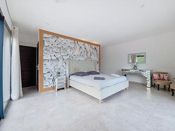 Villa contemporaine de 220 m² de type 7 avec piscine chauffée et appartement indépendant de 42 m²