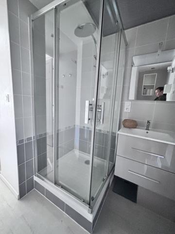 CHÂTEL-GUYON – A LOUER STUDIO MEUBLÉ 18 m² – RÉSIDENCE SÉCURISÉE Châtel-Guyon (63140)
