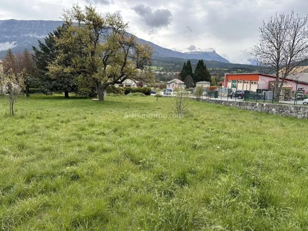 Vente Terrain 885 m2 à Saint-André-les-Alpes