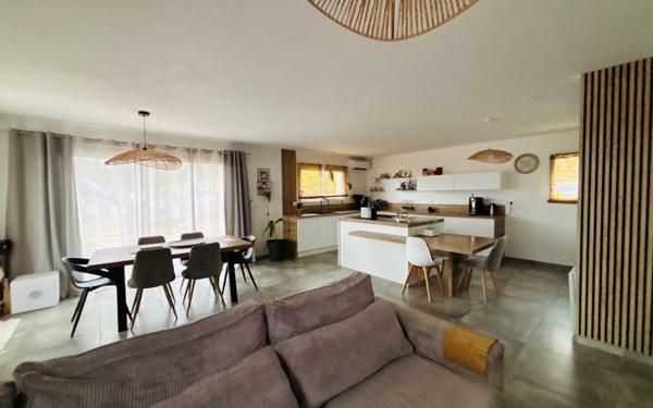 Maison à vendre    4 pièces •  Montrigaud