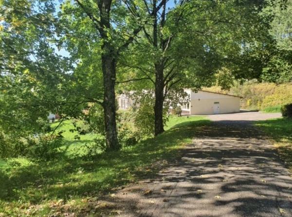 PROPRIETE vendre 20 pièces proche de REMIREMONT (88) sur 2,4 ha avec ETANG, SOURCE