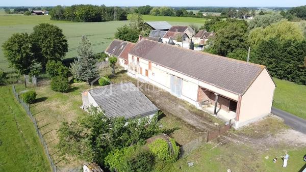 // Visite virtuelle sur demande // 

À Moulon, à seulement 20 minutes de Montargis en voiture, venez découvrir cette ancienne longère de 6 pièces comprenant 4 chambres.

La toiture ainsi que l’ossature sont en très bon état. Des travaux sont à prévoir concernant le système de chauffage (actuellement au fioul).

Vous bénéficierez également de dépendances et d’un hangar sur la propriété, offrant un fort potentiel pour un artisan, un entrepreneur ou un collectionneur.