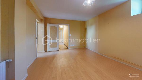 // Visite virtuelle sur demande // 

À Moulon, à seulement 20 minutes de Montargis en voiture, venez découvrir cette ancienne longère de 6 pièces comprenant 4 chambres.

La toiture ainsi que l’ossature sont en très bon état. Des travaux sont à prévoir concernant le système de chauffage (actuellement au fioul).

Vous bénéficierez également de dépendances et d’un hangar sur la propriété, offrant un fort potentiel pour un artisan, un entrepreneur ou un collectionneur.