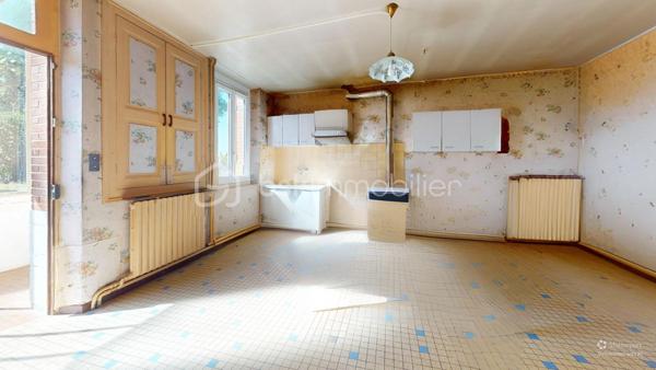 // Visite virtuelle sur demande // 

À Moulon, à seulement 20 minutes de Montargis en voiture, venez découvrir cette ancienne longère de 6 pièces comprenant 4 chambres.

La toiture ainsi que l’ossature sont en très bon état. Des travaux sont à prévoir concernant le système de chauffage (actuellement au fioul).

Vous bénéficierez également de dépendances et d’un hangar sur la propriété, offrant un fort potentiel pour un artisan, un entrepreneur ou un collectionneur.