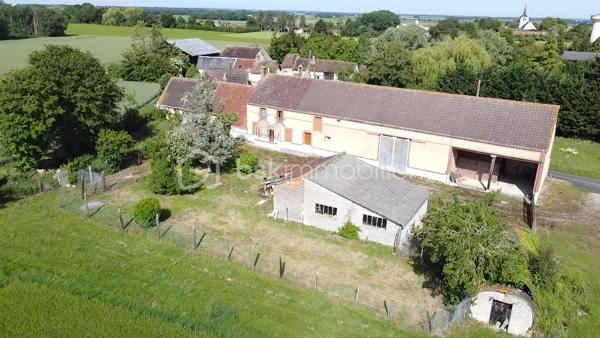 // Visite virtuelle sur demande // 

À Moulon, à seulement 20 minutes de Montargis en voiture, venez découvrir cette ancienne longère de 6 pièces comprenant 4 chambres.

La toiture ainsi que l’ossature sont en très bon état. Des travaux sont à prévoir concernant le système de chauffage (actuellement au fioul).

Vous bénéficierez également de dépendances et d’un hangar sur la propriété, offrant un fort potentiel pour un artisan, un entrepreneur ou un collectionneur.