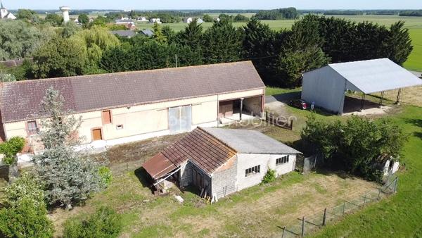 // Visite virtuelle sur demande // 

À Moulon, à seulement 20 minutes de Montargis en voiture, venez découvrir cette ancienne longère de 6 pièces comprenant 4 chambres.

La toiture ainsi que l’ossature sont en très bon état. Des travaux sont à prévoir concernant le système de chauffage (actuellement au fioul).

Vous bénéficierez également de dépendances et d’un hangar sur la propriété, offrant un fort potentiel pour un artisan, un entrepreneur ou un collectionneur.