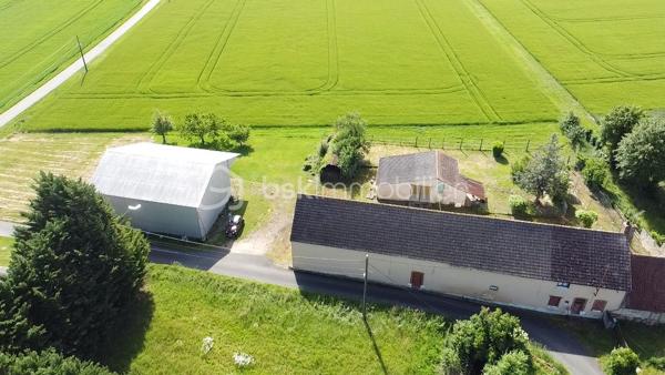 // Visite virtuelle sur demande // 

À Moulon, à seulement 20 minutes de Montargis en voiture, venez découvrir cette ancienne longère de 6 pièces comprenant 4 chambres.

La toiture ainsi que l’ossature sont en très bon état. Des travaux sont à prévoir concernant le système de chauffage (actuellement au fioul).

Vous bénéficierez également de dépendances et d’un hangar sur la propriété, offrant un fort potentiel pour un artisan, un entrepreneur ou un collectionneur.