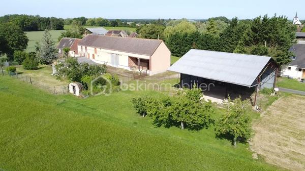 // Visite virtuelle sur demande // 

À Moulon, à seulement 20 minutes de Montargis en voiture, venez découvrir cette ancienne longère de 6 pièces comprenant 4 chambres.

La toiture ainsi que l’ossature sont en très bon état. Des travaux sont à prévoir concernant le système de chauffage (actuellement au fioul).

Vous bénéficierez également de dépendances et d’un hangar sur la propriété, offrant un fort potentiel pour un artisan, un entrepreneur ou un collectionneur.