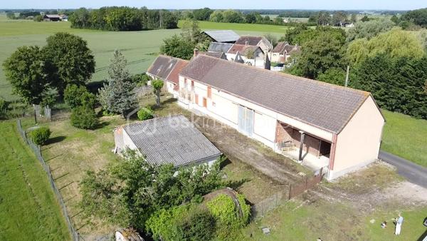 // Visite virtuelle sur demande // 

À Moulon, à seulement 20 minutes de Montargis en voiture, venez découvrir cette ancienne longère de 6 pièces comprenant 4 chambres.

La toiture ainsi que l’ossature sont en très bon état. Des travaux sont à prévoir concernant le système de chauffage (actuellement au fioul).

Vous bénéficierez également de dépendances et d’un hangar sur la propriété, offrant un fort potentiel pour un artisan, un entrepreneur ou un collectionneur.