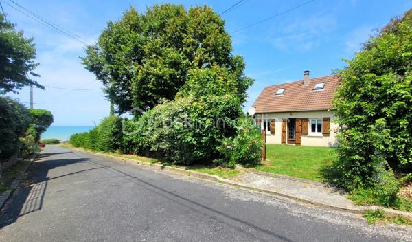 Coup de cœur assuré à Mesnil Val (Criel-sur-Mer) - Petite maison de 50 m² avec VUE MER à fort potentiel !

A seulement 10 minutes à pied de la plage - accès au bout de la rue, venez découvrir cette charmante maison de 1982, située au calme dans un quartier résidentiel recherché à Mesnil Val, commune de Criel-sur-Mer (76910).
Nichée dans un beau jardin clos et arboré de près de 500 m², elle offre un cadre de vie privilégié avec une MAGNIFIQUE VUE MER que vous pourrez admirer depuis la terrasse en bois de 21 m².

Cette maison se compose :
- Au rez-de-chaussée : une pièce de vie avec une cheminée à insert et un accès au jardin, une cuisine aménagée et équipée, une salle d'eau et un toilette indépendant.
- A l'étage : une pièce palière devenue une chambre et en enfilade, une deuxième chambre.

Un cabanon complète le bien, offrant beaucoup de rangement.

Des travaux de rafraîchissement sont à prévoir pour dynamiser les espaces et révéler tout le potentiel de la maison. 
C'est l'occasion parfaite pour créer un intérieur sur-mesure !

Huisseries bois & PVC doubles vitrage
Chauffage électrique & bois
Ballon d'eau chaude 200L
Tout à l'égout
DPE F

Taxe foncière 2025 : 692 € 

Pour ne pas passer à côté de cette opportunité exclusive, contactez-moi dès aujourd'hui !
Conformément aux dispositions de l'article R561-5-1 du code monétaire et financier, une pièce d'identité sera demandée aux visiteurs durant la visite.

Annonce & photos réalisées SANS l'Intelligence Artificielle