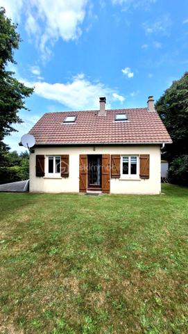 Coup de cœur assuré à Mesnil Val (Criel-sur-Mer) - Petite maison de 50 m² avec VUE MER à fort potentiel !

A seulement 10 minutes à pied de la plage - accès au bout de la rue, venez découvrir cette charmante maison de 1982, située au calme dans un quartier résidentiel recherché à Mesnil Val, commune de Criel-sur-Mer (76910).
Nichée dans un beau jardin clos et arboré de près de 500 m², elle offre un cadre de vie privilégié avec une MAGNIFIQUE VUE MER que vous pourrez admirer depuis la terrasse en bois de 21 m².

Cette maison se compose :
- Au rez-de-chaussée : une pièce de vie avec une cheminée à insert et un accès au jardin, une cuisine aménagée et équipée, une salle d'eau et un toilette indépendant.
- A l'étage : une pièce palière devenue une chambre et en enfilade, une deuxième chambre.

Un cabanon complète le bien, offrant beaucoup de rangement.

Des travaux de rafraîchissement sont à prévoir pour dynamiser les espaces et révéler tout le potentiel de la maison. 
C'est l'occasion parfaite pour créer un intérieur sur-mesure !

Huisseries bois & PVC doubles vitrage
Chauffage électrique & bois
Ballon d'eau chaude 200L
Tout à l'égout
DPE F

Taxe foncière 2025 : 692 € 

Pour ne pas passer à côté de cette opportunité exclusive, contactez-moi dès aujourd'hui !
Conformément aux dispositions de l'article R561-5-1 du code monétaire et financier, une pièce d'identité sera demandée aux visiteurs durant la visite.

Annonce & photos réalisées SANS l'Intelligence Artificielle