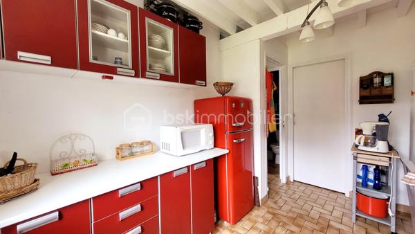 Coup de cœur assuré à Mesnil Val (Criel-sur-Mer) - Petite maison de 50 m² avec VUE MER à fort potentiel !

A seulement 10 minutes à pied de la plage - accès au bout de la rue, venez découvrir cette charmante maison de 1982, située au calme dans un quartier résidentiel recherché à Mesnil Val, commune de Criel-sur-Mer (76910).
Nichée dans un beau jardin clos et arboré de près de 500 m², elle offre un cadre de vie privilégié avec une MAGNIFIQUE VUE MER que vous pourrez admirer depuis la terrasse en bois de 21 m².

Cette maison se compose :
- Au rez-de-chaussée : une pièce de vie avec une cheminée à insert et un accès au jardin, une cuisine aménagée et équipée, une salle d'eau et un toilette indépendant.
- A l'étage : une pièce palière devenue une chambre et en enfilade, une deuxième chambre.

Un cabanon complète le bien, offrant beaucoup de rangement.

Des travaux de rafraîchissement sont à prévoir pour dynamiser les espaces et révéler tout le potentiel de la maison. 
C'est l'occasion parfaite pour créer un intérieur sur-mesure !

Huisseries bois & PVC doubles vitrage
Chauffage électrique & bois
Ballon d'eau chaude 200L
Tout à l'égout
DPE F

Taxe foncière 2025 : 692 € 

Pour ne pas passer à côté de cette opportunité exclusive, contactez-moi dès aujourd'hui !
Conformément aux dispositions de l'article R561-5-1 du code monétaire et financier, une pièce d'identité sera demandée aux visiteurs durant la visite.

Annonce & photos réalisées SANS l'Intelligence Artificielle