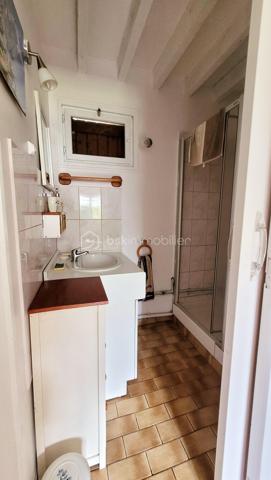 Coup de cœur assuré à Mesnil Val (Criel-sur-Mer) - Petite maison de 50 m² avec VUE MER à fort potentiel !

A seulement 10 minutes à pied de la plage - accès au bout de la rue, venez découvrir cette charmante maison de 1982, située au calme dans un quartier résidentiel recherché à Mesnil Val, commune de Criel-sur-Mer (76910).
Nichée dans un beau jardin clos et arboré de près de 500 m², elle offre un cadre de vie privilégié avec une MAGNIFIQUE VUE MER que vous pourrez admirer depuis la terrasse en bois de 21 m².

Cette maison se compose :
- Au rez-de-chaussée : une pièce de vie avec une cheminée à insert et un accès au jardin, une cuisine aménagée et équipée, une salle d'eau et un toilette indépendant.
- A l'étage : une pièce palière devenue une chambre et en enfilade, une deuxième chambre.

Un cabanon complète le bien, offrant beaucoup de rangement.

Des travaux de rafraîchissement sont à prévoir pour dynamiser les espaces et révéler tout le potentiel de la maison. 
C'est l'occasion parfaite pour créer un intérieur sur-mesure !

Huisseries bois & PVC doubles vitrage
Chauffage électrique & bois
Ballon d'eau chaude 200L
Tout à l'égout
DPE F

Taxe foncière 2025 : 692 € 

Pour ne pas passer à côté de cette opportunité exclusive, contactez-moi dès aujourd'hui !
Conformément aux dispositions de l'article R561-5-1 du code monétaire et financier, une pièce d'identité sera demandée aux visiteurs durant la visite.

Annonce & photos réalisées SANS l'Intelligence Artificielle