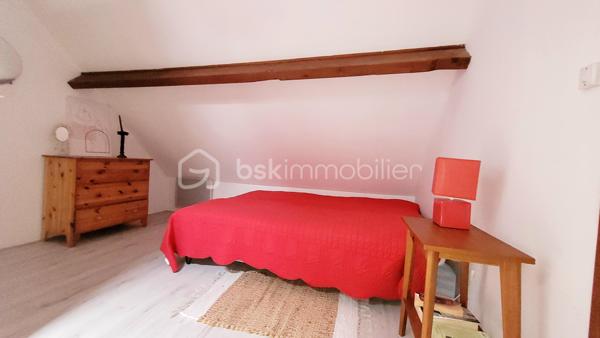 Coup de cœur assuré à Mesnil Val (Criel-sur-Mer) - Petite maison de 50 m² avec VUE MER à fort potentiel !

A seulement 10 minutes à pied de la plage - accès au bout de la rue, venez découvrir cette charmante maison de 1982, située au calme dans un quartier résidentiel recherché à Mesnil Val, commune de Criel-sur-Mer (76910).
Nichée dans un beau jardin clos et arboré de près de 500 m², elle offre un cadre de vie privilégié avec une MAGNIFIQUE VUE MER que vous pourrez admirer depuis la terrasse en bois de 21 m².

Cette maison se compose :
- Au rez-de-chaussée : une pièce de vie avec une cheminée à insert et un accès au jardin, une cuisine aménagée et équipée, une salle d'eau et un toilette indépendant.
- A l'étage : une pièce palière devenue une chambre et en enfilade, une deuxième chambre.

Un cabanon complète le bien, offrant beaucoup de rangement.

Des travaux de rafraîchissement sont à prévoir pour dynamiser les espaces et révéler tout le potentiel de la maison. 
C'est l'occasion parfaite pour créer un intérieur sur-mesure !

Huisseries bois & PVC doubles vitrage
Chauffage électrique & bois
Ballon d'eau chaude 200L
Tout à l'égout
DPE F

Taxe foncière 2025 : 692 € 

Pour ne pas passer à côté de cette opportunité exclusive, contactez-moi dès aujourd'hui !
Conformément aux dispositions de l'article R561-5-1 du code monétaire et financier, une pièce d'identité sera demandée aux visiteurs durant la visite.

Annonce & photos réalisées SANS l'Intelligence Artificielle