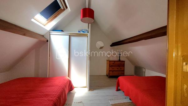 Coup de cœur assuré à Mesnil Val (Criel-sur-Mer) - Petite maison de 50 m² avec VUE MER à fort potentiel !

A seulement 10 minutes à pied de la plage - accès au bout de la rue, venez découvrir cette charmante maison de 1982, située au calme dans un quartier résidentiel recherché à Mesnil Val, commune de Criel-sur-Mer (76910).
Nichée dans un beau jardin clos et arboré de près de 500 m², elle offre un cadre de vie privilégié avec une MAGNIFIQUE VUE MER que vous pourrez admirer depuis la terrasse en bois de 21 m².

Cette maison se compose :
- Au rez-de-chaussée : une pièce de vie avec une cheminée à insert et un accès au jardin, une cuisine aménagée et équipée, une salle d'eau et un toilette indépendant.
- A l'étage : une pièce palière devenue une chambre et en enfilade, une deuxième chambre.

Un cabanon complète le bien, offrant beaucoup de rangement.

Des travaux de rafraîchissement sont à prévoir pour dynamiser les espaces et révéler tout le potentiel de la maison. 
C'est l'occasion parfaite pour créer un intérieur sur-mesure !

Huisseries bois & PVC doubles vitrage
Chauffage électrique & bois
Ballon d'eau chaude 200L
Tout à l'égout
DPE F

Taxe foncière 2025 : 692 € 

Pour ne pas passer à côté de cette opportunité exclusive, contactez-moi dès aujourd'hui !
Conformément aux dispositions de l'article R561-5-1 du code monétaire et financier, une pièce d'identité sera demandée aux visiteurs durant la visite.

Annonce & photos réalisées SANS l'Intelligence Artificielle