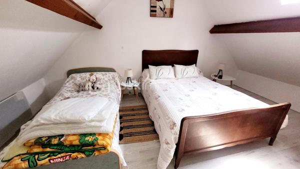 Coup de cœur assuré à Mesnil Val (Criel-sur-Mer) - Petite maison de 50 m² avec VUE MER à fort potentiel !

A seulement 10 minutes à pied de la plage - accès au bout de la rue, venez découvrir cette charmante maison de 1982, située au calme dans un quartier résidentiel recherché à Mesnil Val, commune de Criel-sur-Mer (76910).
Nichée dans un beau jardin clos et arboré de près de 500 m², elle offre un cadre de vie privilégié avec une MAGNIFIQUE VUE MER que vous pourrez admirer depuis la terrasse en bois de 21 m².

Cette maison se compose :
- Au rez-de-chaussée : une pièce de vie avec une cheminée à insert et un accès au jardin, une cuisine aménagée et équipée, une salle d'eau et un toilette indépendant.
- A l'étage : une pièce palière devenue une chambre et en enfilade, une deuxième chambre.

Un cabanon complète le bien, offrant beaucoup de rangement.

Des travaux de rafraîchissement sont à prévoir pour dynamiser les espaces et révéler tout le potentiel de la maison. 
C'est l'occasion parfaite pour créer un intérieur sur-mesure !

Huisseries bois & PVC doubles vitrage
Chauffage électrique & bois
Ballon d'eau chaude 200L
Tout à l'égout
DPE F

Taxe foncière 2025 : 692 € 

Pour ne pas passer à côté de cette opportunité exclusive, contactez-moi dès aujourd'hui !
Conformément aux dispositions de l'article R561-5-1 du code monétaire et financier, une pièce d'identité sera demandée aux visiteurs durant la visite.

Annonce & photos réalisées SANS l'Intelligence Artificielle