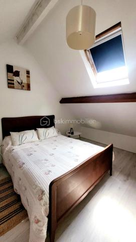 Coup de cœur assuré à Mesnil Val (Criel-sur-Mer) - Petite maison de 50 m² avec VUE MER à fort potentiel !

A seulement 10 minutes à pied de la plage - accès au bout de la rue, venez découvrir cette charmante maison de 1982, située au calme dans un quartier résidentiel recherché à Mesnil Val, commune de Criel-sur-Mer (76910).
Nichée dans un beau jardin clos et arboré de près de 500 m², elle offre un cadre de vie privilégié avec une MAGNIFIQUE VUE MER que vous pourrez admirer depuis la terrasse en bois de 21 m².

Cette maison se compose :
- Au rez-de-chaussée : une pièce de vie avec une cheminée à insert et un accès au jardin, une cuisine aménagée et équipée, une salle d'eau et un toilette indépendant.
- A l'étage : une pièce palière devenue une chambre et en enfilade, une deuxième chambre.

Un cabanon complète le bien, offrant beaucoup de rangement.

Des travaux de rafraîchissement sont à prévoir pour dynamiser les espaces et révéler tout le potentiel de la maison. 
C'est l'occasion parfaite pour créer un intérieur sur-mesure !

Huisseries bois & PVC doubles vitrage
Chauffage électrique & bois
Ballon d'eau chaude 200L
Tout à l'égout
DPE F

Taxe foncière 2025 : 692 € 

Pour ne pas passer à côté de cette opportunité exclusive, contactez-moi dès aujourd'hui !
Conformément aux dispositions de l'article R561-5-1 du code monétaire et financier, une pièce d'identité sera demandée aux visiteurs durant la visite.

Annonce & photos réalisées SANS l'Intelligence Artificielle
