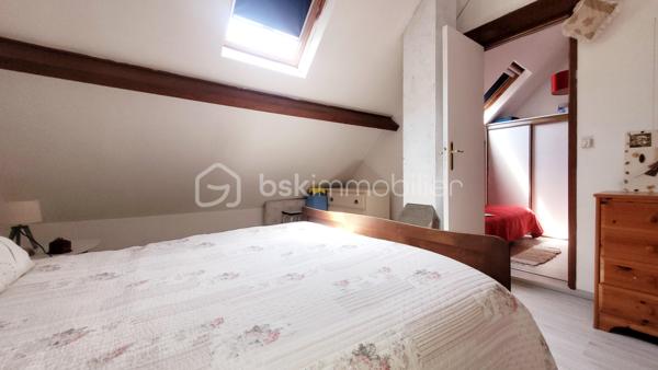 Coup de cœur assuré à Mesnil Val (Criel-sur-Mer) - Petite maison de 50 m² avec VUE MER à fort potentiel !

A seulement 10 minutes à pied de la plage - accès au bout de la rue, venez découvrir cette charmante maison de 1982, située au calme dans un quartier résidentiel recherché à Mesnil Val, commune de Criel-sur-Mer (76910).
Nichée dans un beau jardin clos et arboré de près de 500 m², elle offre un cadre de vie privilégié avec une MAGNIFIQUE VUE MER que vous pourrez admirer depuis la terrasse en bois de 21 m².

Cette maison se compose :
- Au rez-de-chaussée : une pièce de vie avec une cheminée à insert et un accès au jardin, une cuisine aménagée et équipée, une salle d'eau et un toilette indépendant.
- A l'étage : une pièce palière devenue une chambre et en enfilade, une deuxième chambre.

Un cabanon complète le bien, offrant beaucoup de rangement.

Des travaux de rafraîchissement sont à prévoir pour dynamiser les espaces et révéler tout le potentiel de la maison. 
C'est l'occasion parfaite pour créer un intérieur sur-mesure !

Huisseries bois & PVC doubles vitrage
Chauffage électrique & bois
Ballon d'eau chaude 200L
Tout à l'égout
DPE F

Taxe foncière 2025 : 692 € 

Pour ne pas passer à côté de cette opportunité exclusive, contactez-moi dès aujourd'hui !
Conformément aux dispositions de l'article R561-5-1 du code monétaire et financier, une pièce d'identité sera demandée aux visiteurs durant la visite.

Annonce & photos réalisées SANS l'Intelligence Artificielle