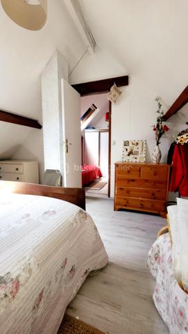 Coup de cœur assuré à Mesnil Val (Criel-sur-Mer) - Petite maison de 50 m² avec VUE MER à fort potentiel !

A seulement 10 minutes à pied de la plage - accès au bout de la rue, venez découvrir cette charmante maison de 1982, située au calme dans un quartier résidentiel recherché à Mesnil Val, commune de Criel-sur-Mer (76910).
Nichée dans un beau jardin clos et arboré de près de 500 m², elle offre un cadre de vie privilégié avec une MAGNIFIQUE VUE MER que vous pourrez admirer depuis la terrasse en bois de 21 m².

Cette maison se compose :
- Au rez-de-chaussée : une pièce de vie avec une cheminée à insert et un accès au jardin, une cuisine aménagée et équipée, une salle d'eau et un toilette indépendant.
- A l'étage : une pièce palière devenue une chambre et en enfilade, une deuxième chambre.

Un cabanon complète le bien, offrant beaucoup de rangement.

Des travaux de rafraîchissement sont à prévoir pour dynamiser les espaces et révéler tout le potentiel de la maison. 
C'est l'occasion parfaite pour créer un intérieur sur-mesure !

Huisseries bois & PVC doubles vitrage
Chauffage électrique & bois
Ballon d'eau chaude 200L
Tout à l'égout
DPE F

Taxe foncière 2025 : 692 € 

Pour ne pas passer à côté de cette opportunité exclusive, contactez-moi dès aujourd'hui !
Conformément aux dispositions de l'article R561-5-1 du code monétaire et financier, une pièce d'identité sera demandée aux visiteurs durant la visite.

Annonce & photos réalisées SANS l'Intelligence Artificielle