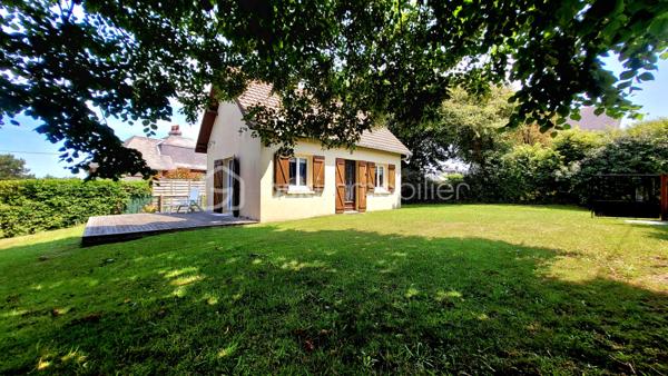 Coup de cœur assuré à Mesnil Val (Criel-sur-Mer) - Petite maison de 50 m² avec VUE MER à fort potentiel !

A seulement 10 minutes à pied de la plage - accès au bout de la rue, venez découvrir cette charmante maison de 1982, située au calme dans un quartier résidentiel recherché à Mesnil Val, commune de Criel-sur-Mer (76910).
Nichée dans un beau jardin clos et arboré de près de 500 m², elle offre un cadre de vie privilégié avec une MAGNIFIQUE VUE MER que vous pourrez admirer depuis la terrasse en bois de 21 m².

Cette maison se compose :
- Au rez-de-chaussée : une pièce de vie avec une cheminée à insert et un accès au jardin, une cuisine aménagée et équipée, une salle d'eau et un toilette indépendant.
- A l'étage : une pièce palière devenue une chambre et en enfilade, une deuxième chambre.

Un cabanon complète le bien, offrant beaucoup de rangement.

Des travaux de rafraîchissement sont à prévoir pour dynamiser les espaces et révéler tout le potentiel de la maison. 
C'est l'occasion parfaite pour créer un intérieur sur-mesure !

Huisseries bois & PVC doubles vitrage
Chauffage électrique & bois
Ballon d'eau chaude 200L
Tout à l'égout
DPE F

Taxe foncière 2025 : 692 € 

Pour ne pas passer à côté de cette opportunité exclusive, contactez-moi dès aujourd'hui !
Conformément aux dispositions de l'article R561-5-1 du code monétaire et financier, une pièce d'identité sera demandée aux visiteurs durant la visite.

Annonce & photos réalisées SANS l'Intelligence Artificielle