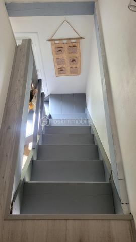 Coup de cœur assuré à Mesnil Val (Criel-sur-Mer) - Petite maison de 50 m² avec VUE MER à fort potentiel !

A seulement 10 minutes à pied de la plage - accès au bout de la rue, venez découvrir cette charmante maison de 1982, située au calme dans un quartier résidentiel recherché à Mesnil Val, commune de Criel-sur-Mer (76910).
Nichée dans un beau jardin clos et arboré de près de 500 m², elle offre un cadre de vie privilégié avec une MAGNIFIQUE VUE MER que vous pourrez admirer depuis la terrasse en bois de 21 m².

Cette maison se compose :
- Au rez-de-chaussée : une pièce de vie avec une cheminée à insert et un accès au jardin, une cuisine aménagée et équipée, une salle d'eau et un toilette indépendant.
- A l'étage : une pièce palière devenue une chambre et en enfilade, une deuxième chambre.

Un cabanon complète le bien, offrant beaucoup de rangement.

Des travaux de rafraîchissement sont à prévoir pour dynamiser les espaces et révéler tout le potentiel de la maison. 
C'est l'occasion parfaite pour créer un intérieur sur-mesure !

Huisseries bois & PVC doubles vitrage
Chauffage électrique & bois
Ballon d'eau chaude 200L
Tout à l'égout
DPE F

Taxe foncière 2025 : 692 € 

Pour ne pas passer à côté de cette opportunité exclusive, contactez-moi dès aujourd'hui !
Conformément aux dispositions de l'article R561-5-1 du code monétaire et financier, une pièce d'identité sera demandée aux visiteurs durant la visite.

Annonce & photos réalisées SANS l'Intelligence Artificielle