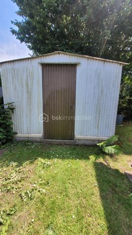 Coup de cœur assuré à Mesnil Val (Criel-sur-Mer) - Petite maison de 50 m² avec VUE MER à fort potentiel !

A seulement 10 minutes à pied de la plage - accès au bout de la rue, venez découvrir cette charmante maison de 1982, située au calme dans un quartier résidentiel recherché à Mesnil Val, commune de Criel-sur-Mer (76910).
Nichée dans un beau jardin clos et arboré de près de 500 m², elle offre un cadre de vie privilégié avec une MAGNIFIQUE VUE MER que vous pourrez admirer depuis la terrasse en bois de 21 m².

Cette maison se compose :
- Au rez-de-chaussée : une pièce de vie avec une cheminée à insert et un accès au jardin, une cuisine aménagée et équipée, une salle d'eau et un toilette indépendant.
- A l'étage : une pièce palière devenue une chambre et en enfilade, une deuxième chambre.

Un cabanon complète le bien, offrant beaucoup de rangement.

Des travaux de rafraîchissement sont à prévoir pour dynamiser les espaces et révéler tout le potentiel de la maison. 
C'est l'occasion parfaite pour créer un intérieur sur-mesure !

Huisseries bois & PVC doubles vitrage
Chauffage électrique & bois
Ballon d'eau chaude 200L
Tout à l'égout
DPE F

Taxe foncière 2025 : 692 € 

Pour ne pas passer à côté de cette opportunité exclusive, contactez-moi dès aujourd'hui !
Conformément aux dispositions de l'article R561-5-1 du code monétaire et financier, une pièce d'identité sera demandée aux visiteurs durant la visite.

Annonce & photos réalisées SANS l'Intelligence Artificielle