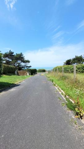 Coup de cœur assuré à Mesnil Val (Criel-sur-Mer) - Petite maison de 50 m² avec VUE MER à fort potentiel !

A seulement 10 minutes à pied de la plage - accès au bout de la rue, venez découvrir cette charmante maison de 1982, située au calme dans un quartier résidentiel recherché à Mesnil Val, commune de Criel-sur-Mer (76910).
Nichée dans un beau jardin clos et arboré de près de 500 m², elle offre un cadre de vie privilégié avec une MAGNIFIQUE VUE MER que vous pourrez admirer depuis la terrasse en bois de 21 m².

Cette maison se compose :
- Au rez-de-chaussée : une pièce de vie avec une cheminée à insert et un accès au jardin, une cuisine aménagée et équipée, une salle d'eau et un toilette indépendant.
- A l'étage : une pièce palière devenue une chambre et en enfilade, une deuxième chambre.

Un cabanon complète le bien, offrant beaucoup de rangement.

Des travaux de rafraîchissement sont à prévoir pour dynamiser les espaces et révéler tout le potentiel de la maison. 
C'est l'occasion parfaite pour créer un intérieur sur-mesure !

Huisseries bois & PVC doubles vitrage
Chauffage électrique & bois
Ballon d'eau chaude 200L
Tout à l'égout
DPE F

Taxe foncière 2025 : 692 € 

Pour ne pas passer à côté de cette opportunité exclusive, contactez-moi dès aujourd'hui !
Conformément aux dispositions de l'article R561-5-1 du code monétaire et financier, une pièce d'identité sera demandée aux visiteurs durant la visite.

Annonce & photos réalisées SANS l'Intelligence Artificielle