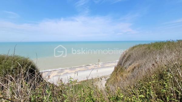 Coup de cœur assuré à Mesnil Val (Criel-sur-Mer) - Petite maison de 50 m² avec VUE MER à fort potentiel !

A seulement 10 minutes à pied de la plage - accès au bout de la rue, venez découvrir cette charmante maison de 1982, située au calme dans un quartier résidentiel recherché à Mesnil Val, commune de Criel-sur-Mer (76910).
Nichée dans un beau jardin clos et arboré de près de 500 m², elle offre un cadre de vie privilégié avec une MAGNIFIQUE VUE MER que vous pourrez admirer depuis la terrasse en bois de 21 m².

Cette maison se compose :
- Au rez-de-chaussée : une pièce de vie avec une cheminée à insert et un accès au jardin, une cuisine aménagée et équipée, une salle d'eau et un toilette indépendant.
- A l'étage : une pièce palière devenue une chambre et en enfilade, une deuxième chambre.

Un cabanon complète le bien, offrant beaucoup de rangement.

Des travaux de rafraîchissement sont à prévoir pour dynamiser les espaces et révéler tout le potentiel de la maison. 
C'est l'occasion parfaite pour créer un intérieur sur-mesure !

Huisseries bois & PVC doubles vitrage
Chauffage électrique & bois
Ballon d'eau chaude 200L
Tout à l'égout
DPE F

Taxe foncière 2025 : 692 € 

Pour ne pas passer à côté de cette opportunité exclusive, contactez-moi dès aujourd'hui !
Conformément aux dispositions de l'article R561-5-1 du code monétaire et financier, une pièce d'identité sera demandée aux visiteurs durant la visite.

Annonce & photos réalisées SANS l'Intelligence Artificielle