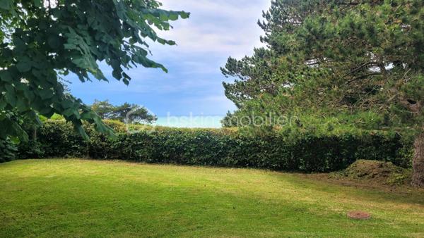 Coup de cœur assuré à Mesnil Val (Criel-sur-Mer) - Petite maison de 50 m² avec VUE MER à fort potentiel !

A seulement 10 minutes à pied de la plage - accès au bout de la rue, venez découvrir cette charmante maison de 1982, située au calme dans un quartier résidentiel recherché à Mesnil Val, commune de Criel-sur-Mer (76910).
Nichée dans un beau jardin clos et arboré de près de 500 m², elle offre un cadre de vie privilégié avec une MAGNIFIQUE VUE MER que vous pourrez admirer depuis la terrasse en bois de 21 m².

Cette maison se compose :
- Au rez-de-chaussée : une pièce de vie avec une cheminée à insert et un accès au jardin, une cuisine aménagée et équipée, une salle d'eau et un toilette indépendant.
- A l'étage : une pièce palière devenue une chambre et en enfilade, une deuxième chambre.

Un cabanon complète le bien, offrant beaucoup de rangement.

Des travaux de rafraîchissement sont à prévoir pour dynamiser les espaces et révéler tout le potentiel de la maison. 
C'est l'occasion parfaite pour créer un intérieur sur-mesure !

Huisseries bois & PVC doubles vitrage
Chauffage électrique & bois
Ballon d'eau chaude 200L
Tout à l'égout
DPE F

Taxe foncière 2025 : 692 € 

Pour ne pas passer à côté de cette opportunité exclusive, contactez-moi dès aujourd'hui !
Conformément aux dispositions de l'article R561-5-1 du code monétaire et financier, une pièce d'identité sera demandée aux visiteurs durant la visite.

Annonce & photos réalisées SANS l'Intelligence Artificielle