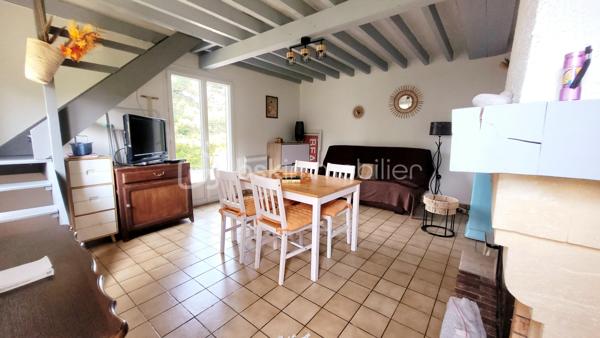Coup de cœur assuré à Mesnil Val (Criel-sur-Mer) - Petite maison de 50 m² avec VUE MER à fort potentiel !

A seulement 10 minutes à pied de la plage - accès au bout de la rue, venez découvrir cette charmante maison de 1982, située au calme dans un quartier résidentiel recherché à Mesnil Val, commune de Criel-sur-Mer (76910).
Nichée dans un beau jardin clos et arboré de près de 500 m², elle offre un cadre de vie privilégié avec une MAGNIFIQUE VUE MER que vous pourrez admirer depuis la terrasse en bois de 21 m².

Cette maison se compose :
- Au rez-de-chaussée : une pièce de vie avec une cheminée à insert et un accès au jardin, une cuisine aménagée et équipée, une salle d'eau et un toilette indépendant.
- A l'étage : une pièce palière devenue une chambre et en enfilade, une deuxième chambre.

Un cabanon complète le bien, offrant beaucoup de rangement.

Des travaux de rafraîchissement sont à prévoir pour dynamiser les espaces et révéler tout le potentiel de la maison. 
C'est l'occasion parfaite pour créer un intérieur sur-mesure !

Huisseries bois & PVC doubles vitrage
Chauffage électrique & bois
Ballon d'eau chaude 200L
Tout à l'égout
DPE F

Taxe foncière 2025 : 692 € 

Pour ne pas passer à côté de cette opportunité exclusive, contactez-moi dès aujourd'hui !
Conformément aux dispositions de l'article R561-5-1 du code monétaire et financier, une pièce d'identité sera demandée aux visiteurs durant la visite.

Annonce & photos réalisées SANS l'Intelligence Artificielle