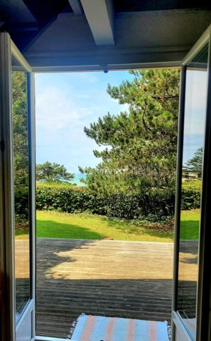 Coup de cœur assuré à Mesnil Val (Criel-sur-Mer) - Petite maison de 50 m² avec VUE MER à fort potentiel !

A seulement 10 minutes à pied de la plage - accès au bout de la rue, venez découvrir cette charmante maison de 1982, située au calme dans un quartier résidentiel recherché à Mesnil Val, commune de Criel-sur-Mer (76910).
Nichée dans un beau jardin clos et arboré de près de 500 m², elle offre un cadre de vie privilégié avec une MAGNIFIQUE VUE MER que vous pourrez admirer depuis la terrasse en bois de 21 m².

Cette maison se compose :
- Au rez-de-chaussée : une pièce de vie avec une cheminée à insert et un accès au jardin, une cuisine aménagée et équipée, une salle d'eau et un toilette indépendant.
- A l'étage : une pièce palière devenue une chambre et en enfilade, une deuxième chambre.

Un cabanon complète le bien, offrant beaucoup de rangement.

Des travaux de rafraîchissement sont à prévoir pour dynamiser les espaces et révéler tout le potentiel de la maison. 
C'est l'occasion parfaite pour créer un intérieur sur-mesure !

Huisseries bois & PVC doubles vitrage
Chauffage électrique & bois
Ballon d'eau chaude 200L
Tout à l'égout
DPE F

Taxe foncière 2025 : 692 € 

Pour ne pas passer à côté de cette opportunité exclusive, contactez-moi dès aujourd'hui !
Conformément aux dispositions de l'article R561-5-1 du code monétaire et financier, une pièce d'identité sera demandée aux visiteurs durant la visite.

Annonce & photos réalisées SANS l'Intelligence Artificielle
