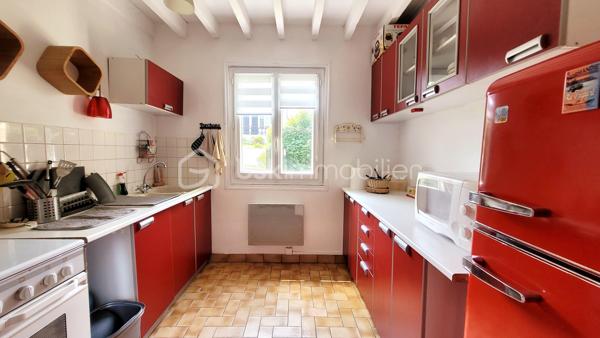 Coup de cœur assuré à Mesnil Val (Criel-sur-Mer) - Petite maison de 50 m² avec VUE MER à fort potentiel !

A seulement 10 minutes à pied de la plage - accès au bout de la rue, venez découvrir cette charmante maison de 1982, située au calme dans un quartier résidentiel recherché à Mesnil Val, commune de Criel-sur-Mer (76910).
Nichée dans un beau jardin clos et arboré de près de 500 m², elle offre un cadre de vie privilégié avec une MAGNIFIQUE VUE MER que vous pourrez admirer depuis la terrasse en bois de 21 m².

Cette maison se compose :
- Au rez-de-chaussée : une pièce de vie avec une cheminée à insert et un accès au jardin, une cuisine aménagée et équipée, une salle d'eau et un toilette indépendant.
- A l'étage : une pièce palière devenue une chambre et en enfilade, une deuxième chambre.

Un cabanon complète le bien, offrant beaucoup de rangement.

Des travaux de rafraîchissement sont à prévoir pour dynamiser les espaces et révéler tout le potentiel de la maison. 
C'est l'occasion parfaite pour créer un intérieur sur-mesure !

Huisseries bois & PVC doubles vitrage
Chauffage électrique & bois
Ballon d'eau chaude 200L
Tout à l'égout
DPE F

Taxe foncière 2025 : 692 € 

Pour ne pas passer à côté de cette opportunité exclusive, contactez-moi dès aujourd'hui !
Conformément aux dispositions de l'article R561-5-1 du code monétaire et financier, une pièce d'identité sera demandée aux visiteurs durant la visite.

Annonce & photos réalisées SANS l'Intelligence Artificielle