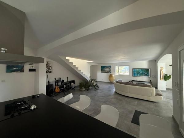 Maison Ceyreste (13600) 368 M2 - Piscine - Garages - Dépendances