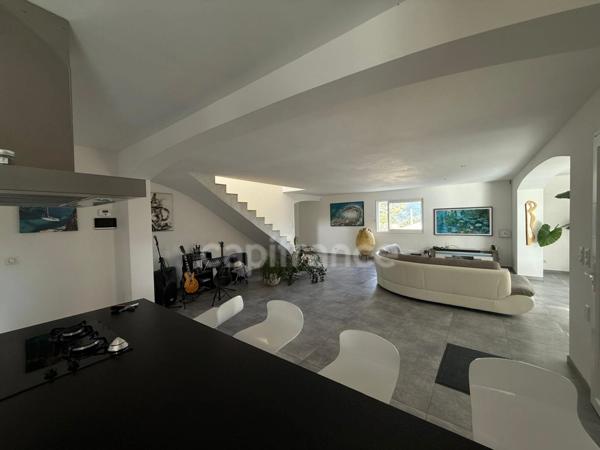 Maison Ceyreste (13600) 368 M2 - Piscine - Garages - Dépendances