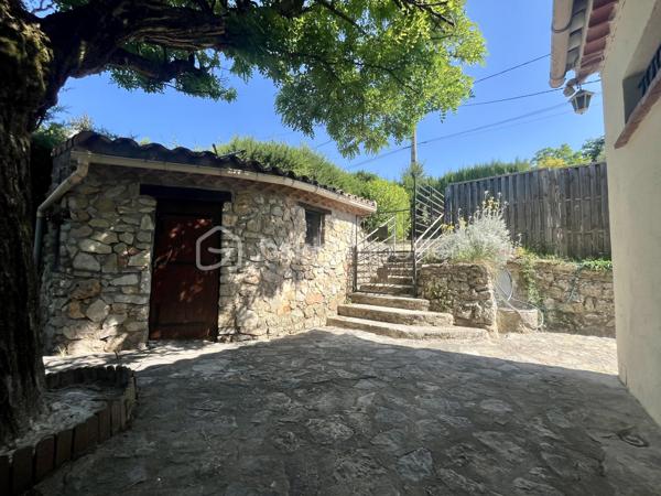 A seulement quelques minutes à pied du village, découvrez cette villa de plain-pied de 63 m2 implantée sur un superbe terrain de 2000 m², disposant déjà de près de 30 m² d’annexes existantes et offrant un fort potentiel d’agrandissement avec 59 m² supplémentaires autorisés grâce à un permis de construire accordé.
Une opportunité rare pour créer un lieu de vie à votre image et à vos envies !

Dès l’entrée, laissez-vous séduire par un intérieur fonctionnel et lumineux :
Au rez-de-chaussée :
•	Deux chambres confortables avec dressing (12 m² et 11 m²)
•	Une cuisine ouverte récente (2023), conviviale et moderne
•	Un séjour lumineux avec cheminée insert, ouvert sur l’extérieur
•	Une salle d’eau avec douche à l’italienne
•	Un WC indépendant

Le séjour s’ouvre sur une agréable terrasse exposée plein sud de 17 m², idéale pour profiter de repas en extérieur, de moments de détente ou de soirées entre amis, avec une vue dégagée et sans vis-à-vis direct.

Côté extérieur et dépendances : un vrai terrain d’expression !
•	Une dépendance en pierre d’environ 7 m², pleine de charme
•	En rez-de-jardin : bûcher, atelier, abri bois et espaces de stockage
•	Un jardin clôturé avec cabanon, réserve et puits perdu
👉 Un espace extérieur modulable offrant de nombreuses possibilités : coin détente, potager, cuisine d’été, extension… laissez libre cours à vos projets !

Les + qui font la différence :
•	Exposition plein sud, luminosité optimale
•	Environnement verdoyant, sans vis-à-vis direct
•	Volets roulants électriques
•	Façade en bon état
•	Stationnements à l’intérieur de la propriété
•	Permis de construire accordé pour une extension de 40 m² (valable jusqu’au 25/08/2028)
•	Permis d’aménager de 19 m² validé
👉 Un véritable atout pour agrandir, valoriser et adapter le bien à vos besoins (espace familial, bureau, studio indépendant…)

À prévoir :
•	Rénovation de la salle d’eau
•	Raccordement au tout-à-l’égout

Située à proximité immédiate des commerces, écoles, transports et espaces naturels, cette villa bénéficie d’un emplacement privilégié au cœur de la forêt de Saint-Paul.
Visite virtuelle sur demande.
À seulement 30 minutes de Draguignan, Fréjus/Saint-Raphaël et Cannes.
Disponible immédiatement – Une visite s’impose !