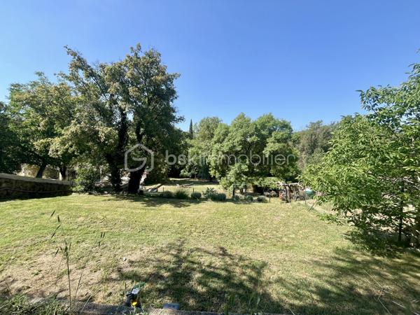 A seulement quelques minutes à pied du village, découvrez cette villa de plain-pied de 63 m2 implantée sur un superbe terrain de 2000 m², disposant déjà de près de 30 m² d’annexes existantes et offrant un fort potentiel d’agrandissement avec 59 m² supplémentaires autorisés grâce à un permis de construire accordé.
Une opportunité rare pour créer un lieu de vie à votre image et à vos envies !

Dès l’entrée, laissez-vous séduire par un intérieur fonctionnel et lumineux :
Au rez-de-chaussée :
•	Deux chambres confortables avec dressing (12 m² et 11 m²)
•	Une cuisine ouverte récente (2023), conviviale et moderne
•	Un séjour lumineux avec cheminée insert, ouvert sur l’extérieur
•	Une salle d’eau avec douche à l’italienne
•	Un WC indépendant

Le séjour s’ouvre sur une agréable terrasse exposée plein sud de 17 m², idéale pour profiter de repas en extérieur, de moments de détente ou de soirées entre amis, avec une vue dégagée et sans vis-à-vis direct.

Côté extérieur et dépendances : un vrai terrain d’expression !
•	Une dépendance en pierre d’environ 7 m², pleine de charme
•	En rez-de-jardin : bûcher, atelier, abri bois et espaces de stockage
•	Un jardin clôturé avec cabanon, réserve et puits perdu
👉 Un espace extérieur modulable offrant de nombreuses possibilités : coin détente, potager, cuisine d’été, extension… laissez libre cours à vos projets !

Les + qui font la différence :
•	Exposition plein sud, luminosité optimale
•	Environnement verdoyant, sans vis-à-vis direct
•	Volets roulants électriques
•	Façade en bon état
•	Stationnements à l’intérieur de la propriété
•	Permis de construire accordé pour une extension de 40 m² (valable jusqu’au 25/08/2028)
•	Permis d’aménager de 19 m² validé
👉 Un véritable atout pour agrandir, valoriser et adapter le bien à vos besoins (espace familial, bureau, studio indépendant…)

À prévoir :
•	Rénovation de la salle d’eau
•	Raccordement au tout-à-l’égout

Située à proximité immédiate des commerces, écoles, transports et espaces naturels, cette villa bénéficie d’un emplacement privilégié au cœur de la forêt de Saint-Paul.
Visite virtuelle sur demande.
À seulement 30 minutes de Draguignan, Fréjus/Saint-Raphaël et Cannes.
Disponible immédiatement – Une visite s’impose !