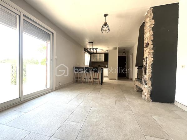 A seulement quelques minutes à pied du village, découvrez cette villa de plain-pied de 63 m2 implantée sur un superbe terrain de 2000 m², disposant déjà de près de 30 m² d’annexes existantes et offrant un fort potentiel d’agrandissement avec 59 m² supplémentaires autorisés grâce à un permis de construire accordé.
Une opportunité rare pour créer un lieu de vie à votre image et à vos envies !

Dès l’entrée, laissez-vous séduire par un intérieur fonctionnel et lumineux :
Au rez-de-chaussée :
•	Deux chambres confortables avec dressing (12 m² et 11 m²)
•	Une cuisine ouverte récente (2023), conviviale et moderne
•	Un séjour lumineux avec cheminée insert, ouvert sur l’extérieur
•	Une salle d’eau avec douche à l’italienne
•	Un WC indépendant

Le séjour s’ouvre sur une agréable terrasse exposée plein sud de 17 m², idéale pour profiter de repas en extérieur, de moments de détente ou de soirées entre amis, avec une vue dégagée et sans vis-à-vis direct.

Côté extérieur et dépendances : un vrai terrain d’expression !
•	Une dépendance en pierre d’environ 7 m², pleine de charme
•	En rez-de-jardin : bûcher, atelier, abri bois et espaces de stockage
•	Un jardin clôturé avec cabanon, réserve et puits perdu
👉 Un espace extérieur modulable offrant de nombreuses possibilités : coin détente, potager, cuisine d’été, extension… laissez libre cours à vos projets !

Les + qui font la différence :
•	Exposition plein sud, luminosité optimale
•	Environnement verdoyant, sans vis-à-vis direct
•	Volets roulants électriques
•	Façade en bon état
•	Stationnements à l’intérieur de la propriété
•	Permis de construire accordé pour une extension de 40 m² (valable jusqu’au 25/08/2028)
•	Permis d’aménager de 19 m² validé
👉 Un véritable atout pour agrandir, valoriser et adapter le bien à vos besoins (espace familial, bureau, studio indépendant…)

À prévoir :
•	Rénovation de la salle d’eau
•	Raccordement au tout-à-l’égout

Située à proximité immédiate des commerces, écoles, transports et espaces naturels, cette villa bénéficie d’un emplacement privilégié au cœur de la forêt de Saint-Paul.
Visite virtuelle sur demande.
À seulement 30 minutes de Draguignan, Fréjus/Saint-Raphaël et Cannes.
Disponible immédiatement – Une visite s’impose !
