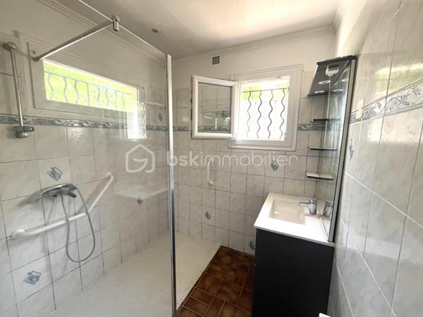 A seulement quelques minutes à pied du village, découvrez cette villa de plain-pied de 63 m2 implantée sur un superbe terrain de 2000 m², disposant déjà de près de 30 m² d’annexes existantes et offrant un fort potentiel d’agrandissement avec 59 m² supplémentaires autorisés grâce à un permis de construire accordé.
Une opportunité rare pour créer un lieu de vie à votre image et à vos envies !

Dès l’entrée, laissez-vous séduire par un intérieur fonctionnel et lumineux :
Au rez-de-chaussée :
•	Deux chambres confortables avec dressing (12 m² et 11 m²)
•	Une cuisine ouverte récente (2023), conviviale et moderne
•	Un séjour lumineux avec cheminée insert, ouvert sur l’extérieur
•	Une salle d’eau avec douche à l’italienne
•	Un WC indépendant

Le séjour s’ouvre sur une agréable terrasse exposée plein sud de 17 m², idéale pour profiter de repas en extérieur, de moments de détente ou de soirées entre amis, avec une vue dégagée et sans vis-à-vis direct.

Côté extérieur et dépendances : un vrai terrain d’expression !
•	Une dépendance en pierre d’environ 7 m², pleine de charme
•	En rez-de-jardin : bûcher, atelier, abri bois et espaces de stockage
•	Un jardin clôturé avec cabanon, réserve et puits perdu
👉 Un espace extérieur modulable offrant de nombreuses possibilités : coin détente, potager, cuisine d’été, extension… laissez libre cours à vos projets !

Les + qui font la différence :
•	Exposition plein sud, luminosité optimale
•	Environnement verdoyant, sans vis-à-vis direct
•	Volets roulants électriques
•	Façade en bon état
•	Stationnements à l’intérieur de la propriété
•	Permis de construire accordé pour une extension de 40 m² (valable jusqu’au 25/08/2028)
•	Permis d’aménager de 19 m² validé
👉 Un véritable atout pour agrandir, valoriser et adapter le bien à vos besoins (espace familial, bureau, studio indépendant…)

À prévoir :
•	Rénovation de la salle d’eau
•	Raccordement au tout-à-l’égout

Située à proximité immédiate des commerces, écoles, transports et espaces naturels, cette villa bénéficie d’un emplacement privilégié au cœur de la forêt de Saint-Paul.
Visite virtuelle sur demande.
À seulement 30 minutes de Draguignan, Fréjus/Saint-Raphaël et Cannes.
Disponible immédiatement – Une visite s’impose !