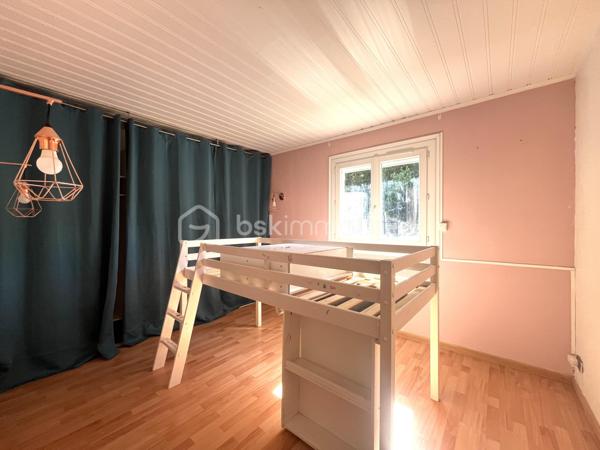 A seulement quelques minutes à pied du village, découvrez cette villa de plain-pied de 63 m2 implantée sur un superbe terrain de 2000 m², disposant déjà de près de 30 m² d’annexes existantes et offrant un fort potentiel d’agrandissement avec 59 m² supplémentaires autorisés grâce à un permis de construire accordé.
Une opportunité rare pour créer un lieu de vie à votre image et à vos envies !

Dès l’entrée, laissez-vous séduire par un intérieur fonctionnel et lumineux :
Au rez-de-chaussée :
•	Deux chambres confortables avec dressing (12 m² et 11 m²)
•	Une cuisine ouverte récente (2023), conviviale et moderne
•	Un séjour lumineux avec cheminée insert, ouvert sur l’extérieur
•	Une salle d’eau avec douche à l’italienne
•	Un WC indépendant

Le séjour s’ouvre sur une agréable terrasse exposée plein sud de 17 m², idéale pour profiter de repas en extérieur, de moments de détente ou de soirées entre amis, avec une vue dégagée et sans vis-à-vis direct.

Côté extérieur et dépendances : un vrai terrain d’expression !
•	Une dépendance en pierre d’environ 7 m², pleine de charme
•	En rez-de-jardin : bûcher, atelier, abri bois et espaces de stockage
•	Un jardin clôturé avec cabanon, réserve et puits perdu
👉 Un espace extérieur modulable offrant de nombreuses possibilités : coin détente, potager, cuisine d’été, extension… laissez libre cours à vos projets !

Les + qui font la différence :
•	Exposition plein sud, luminosité optimale
•	Environnement verdoyant, sans vis-à-vis direct
•	Volets roulants électriques
•	Façade en bon état
•	Stationnements à l’intérieur de la propriété
•	Permis de construire accordé pour une extension de 40 m² (valable jusqu’au 25/08/2028)
•	Permis d’aménager de 19 m² validé
👉 Un véritable atout pour agrandir, valoriser et adapter le bien à vos besoins (espace familial, bureau, studio indépendant…)

À prévoir :
•	Rénovation de la salle d’eau
•	Raccordement au tout-à-l’égout

Située à proximité immédiate des commerces, écoles, transports et espaces naturels, cette villa bénéficie d’un emplacement privilégié au cœur de la forêt de Saint-Paul.
Visite virtuelle sur demande.
À seulement 30 minutes de Draguignan, Fréjus/Saint-Raphaël et Cannes.
Disponible immédiatement – Une visite s’impose !