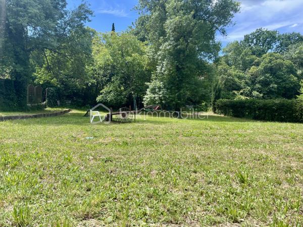 A seulement quelques minutes à pied du village, découvrez cette villa de plain-pied de 63 m2 implantée sur un superbe terrain de 2000 m², disposant déjà de près de 30 m² d’annexes existantes et offrant un fort potentiel d’agrandissement avec 59 m² supplémentaires autorisés grâce à un permis de construire accordé.
Une opportunité rare pour créer un lieu de vie à votre image et à vos envies !

Dès l’entrée, laissez-vous séduire par un intérieur fonctionnel et lumineux :
Au rez-de-chaussée :
•	Deux chambres confortables avec dressing (12 m² et 11 m²)
•	Une cuisine ouverte récente (2023), conviviale et moderne
•	Un séjour lumineux avec cheminée insert, ouvert sur l’extérieur
•	Une salle d’eau avec douche à l’italienne
•	Un WC indépendant

Le séjour s’ouvre sur une agréable terrasse exposée plein sud de 17 m², idéale pour profiter de repas en extérieur, de moments de détente ou de soirées entre amis, avec une vue dégagée et sans vis-à-vis direct.

Côté extérieur et dépendances : un vrai terrain d’expression !
•	Une dépendance en pierre d’environ 7 m², pleine de charme
•	En rez-de-jardin : bûcher, atelier, abri bois et espaces de stockage
•	Un jardin clôturé avec cabanon, réserve et puits perdu
👉 Un espace extérieur modulable offrant de nombreuses possibilités : coin détente, potager, cuisine d’été, extension… laissez libre cours à vos projets !

Les + qui font la différence :
•	Exposition plein sud, luminosité optimale
•	Environnement verdoyant, sans vis-à-vis direct
•	Volets roulants électriques
•	Façade en bon état
•	Stationnements à l’intérieur de la propriété
•	Permis de construire accordé pour une extension de 40 m² (valable jusqu’au 25/08/2028)
•	Permis d’aménager de 19 m² validé
👉 Un véritable atout pour agrandir, valoriser et adapter le bien à vos besoins (espace familial, bureau, studio indépendant…)

À prévoir :
•	Rénovation de la salle d’eau
•	Raccordement au tout-à-l’égout

Située à proximité immédiate des commerces, écoles, transports et espaces naturels, cette villa bénéficie d’un emplacement privilégié au cœur de la forêt de Saint-Paul.
Visite virtuelle sur demande.
À seulement 30 minutes de Draguignan, Fréjus/Saint-Raphaël et Cannes.
Disponible immédiatement – Une visite s’impose !