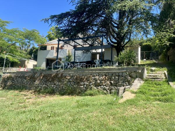A seulement quelques minutes à pied du village, découvrez cette villa de plain-pied de 63 m2 implantée sur un superbe terrain de 2000 m², disposant déjà de près de 30 m² d’annexes existantes et offrant un fort potentiel d’agrandissement avec 59 m² supplémentaires autorisés grâce à un permis de construire accordé.
Une opportunité rare pour créer un lieu de vie à votre image et à vos envies !

Dès l’entrée, laissez-vous séduire par un intérieur fonctionnel et lumineux :
Au rez-de-chaussée :
•	Deux chambres confortables avec dressing (12 m² et 11 m²)
•	Une cuisine ouverte récente (2023), conviviale et moderne
•	Un séjour lumineux avec cheminée insert, ouvert sur l’extérieur
•	Une salle d’eau avec douche à l’italienne
•	Un WC indépendant

Le séjour s’ouvre sur une agréable terrasse exposée plein sud de 17 m², idéale pour profiter de repas en extérieur, de moments de détente ou de soirées entre amis, avec une vue dégagée et sans vis-à-vis direct.

Côté extérieur et dépendances : un vrai terrain d’expression !
•	Une dépendance en pierre d’environ 7 m², pleine de charme
•	En rez-de-jardin : bûcher, atelier, abri bois et espaces de stockage
•	Un jardin clôturé avec cabanon, réserve et puits perdu
👉 Un espace extérieur modulable offrant de nombreuses possibilités : coin détente, potager, cuisine d’été, extension… laissez libre cours à vos projets !

Les + qui font la différence :
•	Exposition plein sud, luminosité optimale
•	Environnement verdoyant, sans vis-à-vis direct
•	Volets roulants électriques
•	Façade en bon état
•	Stationnements à l’intérieur de la propriété
•	Permis de construire accordé pour une extension de 40 m² (valable jusqu’au 25/08/2028)
•	Permis d’aménager de 19 m² validé
👉 Un véritable atout pour agrandir, valoriser et adapter le bien à vos besoins (espace familial, bureau, studio indépendant…)

À prévoir :
•	Rénovation de la salle d’eau
•	Raccordement au tout-à-l’égout

Située à proximité immédiate des commerces, écoles, transports et espaces naturels, cette villa bénéficie d’un emplacement privilégié au cœur de la forêt de Saint-Paul.
Visite virtuelle sur demande.
À seulement 30 minutes de Draguignan, Fréjus/Saint-Raphaël et Cannes.
Disponible immédiatement – Une visite s’impose !