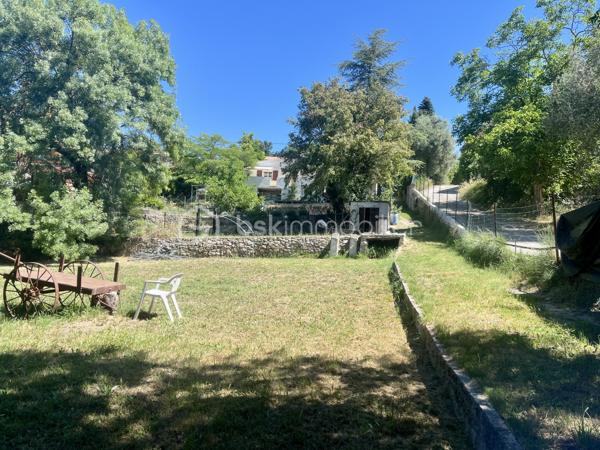 A seulement quelques minutes à pied du village, découvrez cette villa de plain-pied de 63 m2 implantée sur un superbe terrain de 2000 m², disposant déjà de près de 30 m² d’annexes existantes et offrant un fort potentiel d’agrandissement avec 59 m² supplémentaires autorisés grâce à un permis de construire accordé.
Une opportunité rare pour créer un lieu de vie à votre image et à vos envies !

Dès l’entrée, laissez-vous séduire par un intérieur fonctionnel et lumineux :
Au rez-de-chaussée :
•	Deux chambres confortables avec dressing (12 m² et 11 m²)
•	Une cuisine ouverte récente (2023), conviviale et moderne
•	Un séjour lumineux avec cheminée insert, ouvert sur l’extérieur
•	Une salle d’eau avec douche à l’italienne
•	Un WC indépendant

Le séjour s’ouvre sur une agréable terrasse exposée plein sud de 17 m², idéale pour profiter de repas en extérieur, de moments de détente ou de soirées entre amis, avec une vue dégagée et sans vis-à-vis direct.

Côté extérieur et dépendances : un vrai terrain d’expression !
•	Une dépendance en pierre d’environ 7 m², pleine de charme
•	En rez-de-jardin : bûcher, atelier, abri bois et espaces de stockage
•	Un jardin clôturé avec cabanon, réserve et puits perdu
👉 Un espace extérieur modulable offrant de nombreuses possibilités : coin détente, potager, cuisine d’été, extension… laissez libre cours à vos projets !

Les + qui font la différence :
•	Exposition plein sud, luminosité optimale
•	Environnement verdoyant, sans vis-à-vis direct
•	Volets roulants électriques
•	Façade en bon état
•	Stationnements à l’intérieur de la propriété
•	Permis de construire accordé pour une extension de 40 m² (valable jusqu’au 25/08/2028)
•	Permis d’aménager de 19 m² validé
👉 Un véritable atout pour agrandir, valoriser et adapter le bien à vos besoins (espace familial, bureau, studio indépendant…)

À prévoir :
•	Rénovation de la salle d’eau
•	Raccordement au tout-à-l’égout

Située à proximité immédiate des commerces, écoles, transports et espaces naturels, cette villa bénéficie d’un emplacement privilégié au cœur de la forêt de Saint-Paul.
Visite virtuelle sur demande.
À seulement 30 minutes de Draguignan, Fréjus/Saint-Raphaël et Cannes.
Disponible immédiatement – Une visite s’impose !